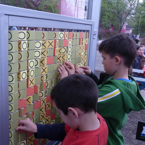 gyerekek az interaktív kockaforgatónál